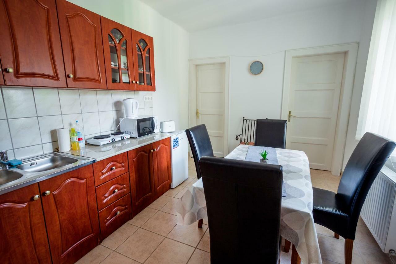 Viragos Vendeghaz Apartment เคสเท ภายนอก รูปภาพ